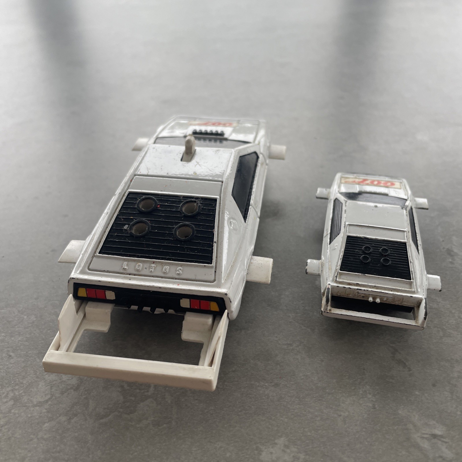 2 Corgi James Bond 007 Lotus Esprit (1 corgi juniors) amphibious cars both GB