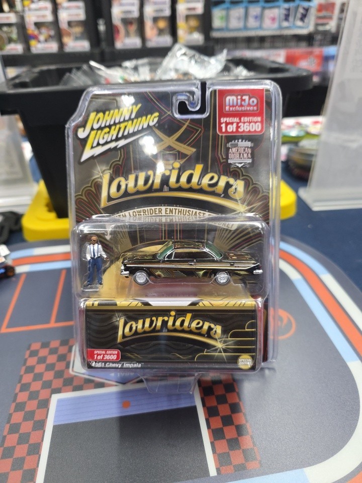 Johnny Lightning Chevrolet Impala 1961 with Figure Lowriders JLCP7456 1/64