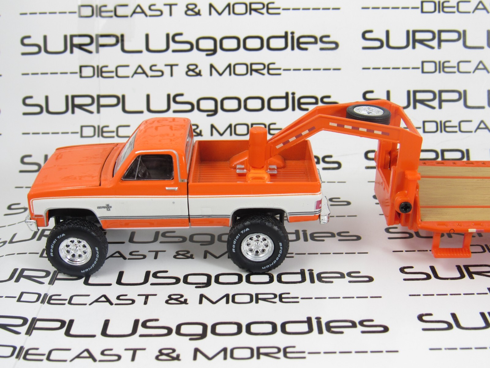 Greenlight 1:64 LOOSE LIFTED Orange 1986 CHEVROLET SILVERADO w/Gooseneck Trailer