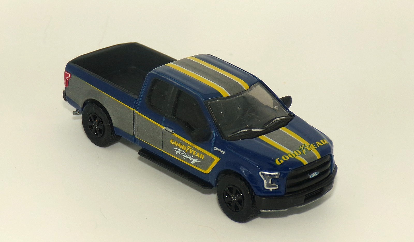 2014 Nissan GT-R (R35)-2015 Ford F-150-Enclosed Car Hauler…Greenlight…..1:64