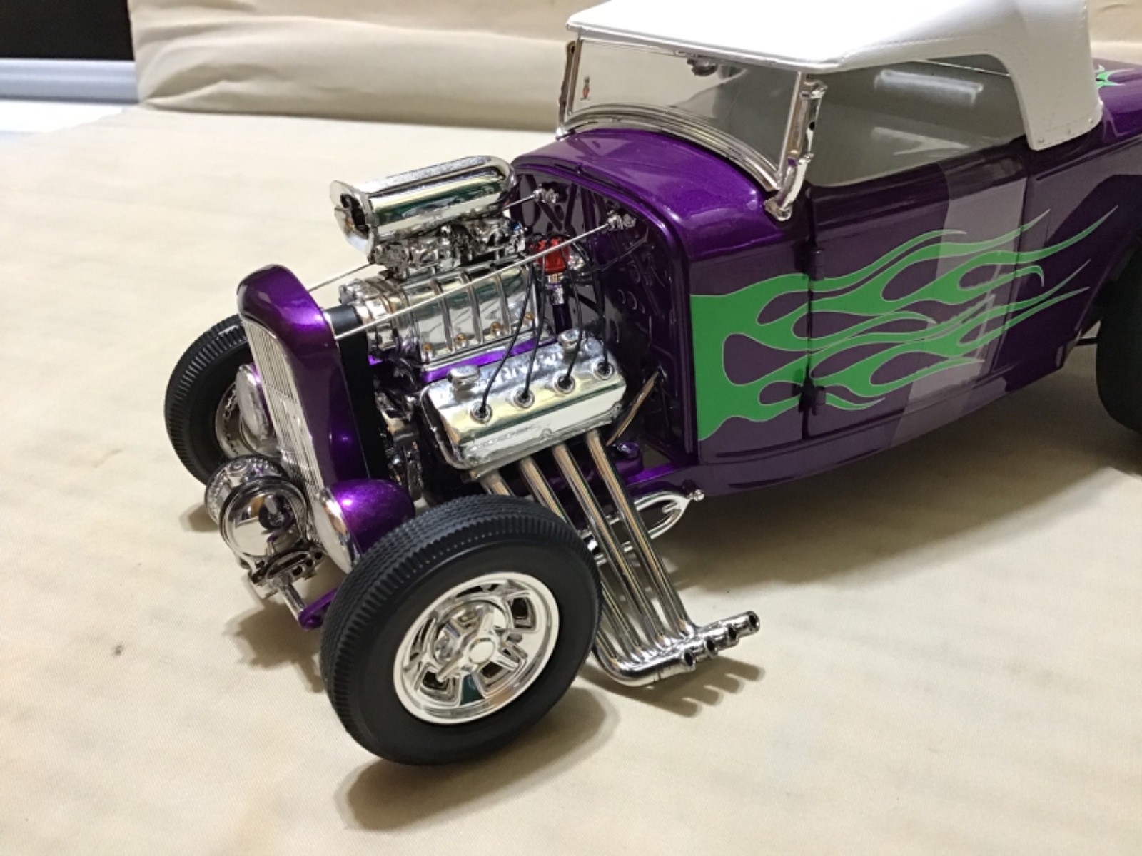 FORD 1932 RAT FINK WITH FIGURE PURPLE FLAMED ROADSTER 1/18 ACME #A1805020 NICE