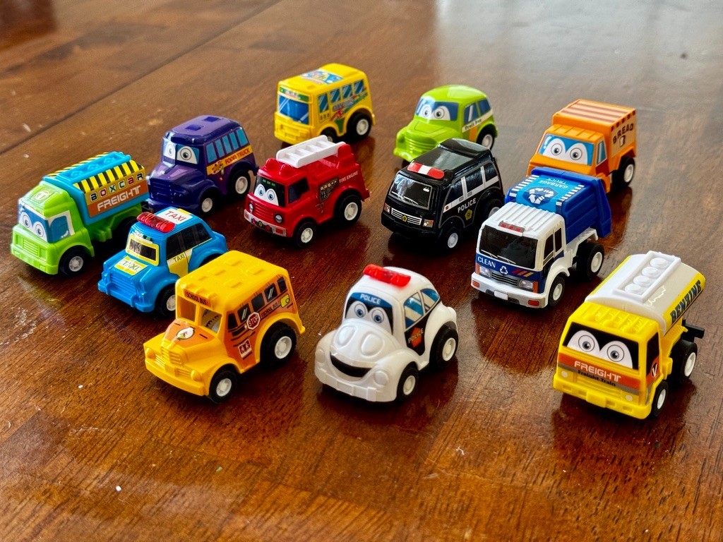 [FUNCORN TOYS] Superveloci 12 PACK – PullBack Microtraffic Trucks – Party Favors