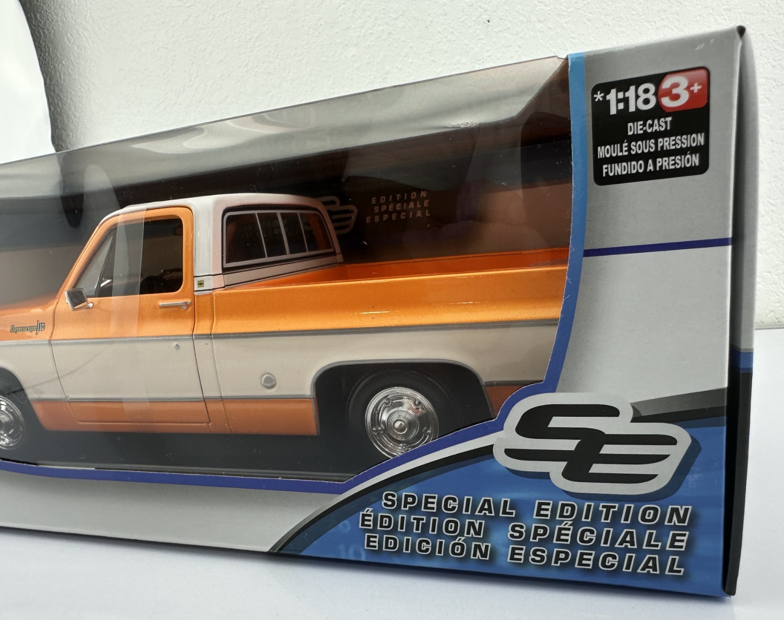 Maisto “1974 Chevrolet C10 Cheyenne Super” 1:18 scale. Diecast Model Car. New