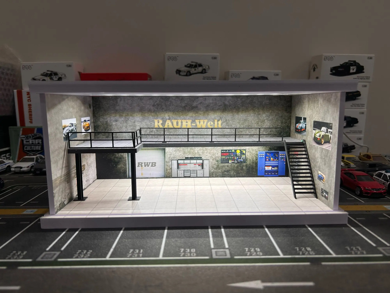 1/64 Car Garage Diorama Model LED Lighting Repair Workshop Scene Display Case US