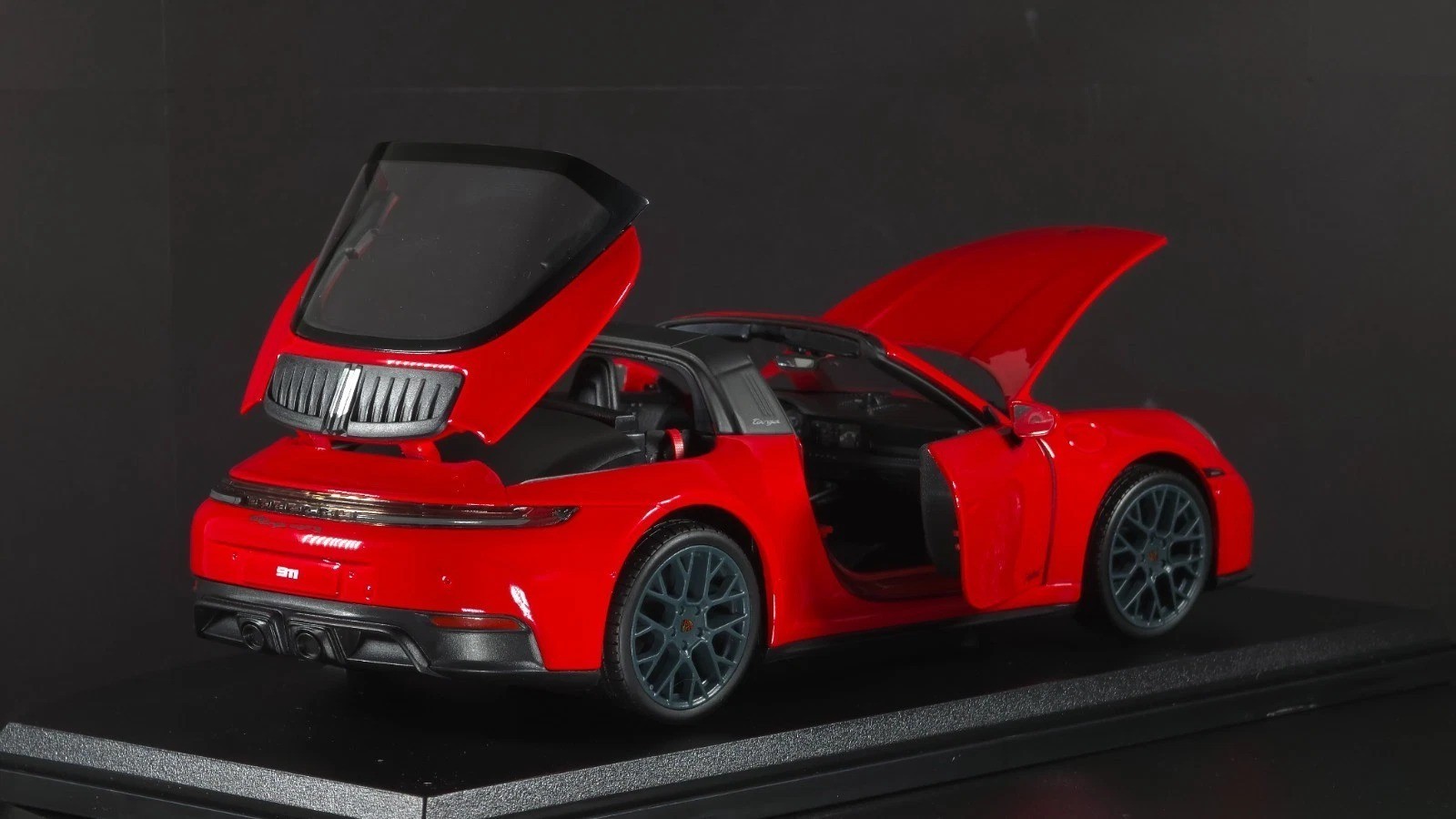 Porsche 911 Targa 4 GTS (992.2) 1:18 Maisto Exclusive Style Special Edition red