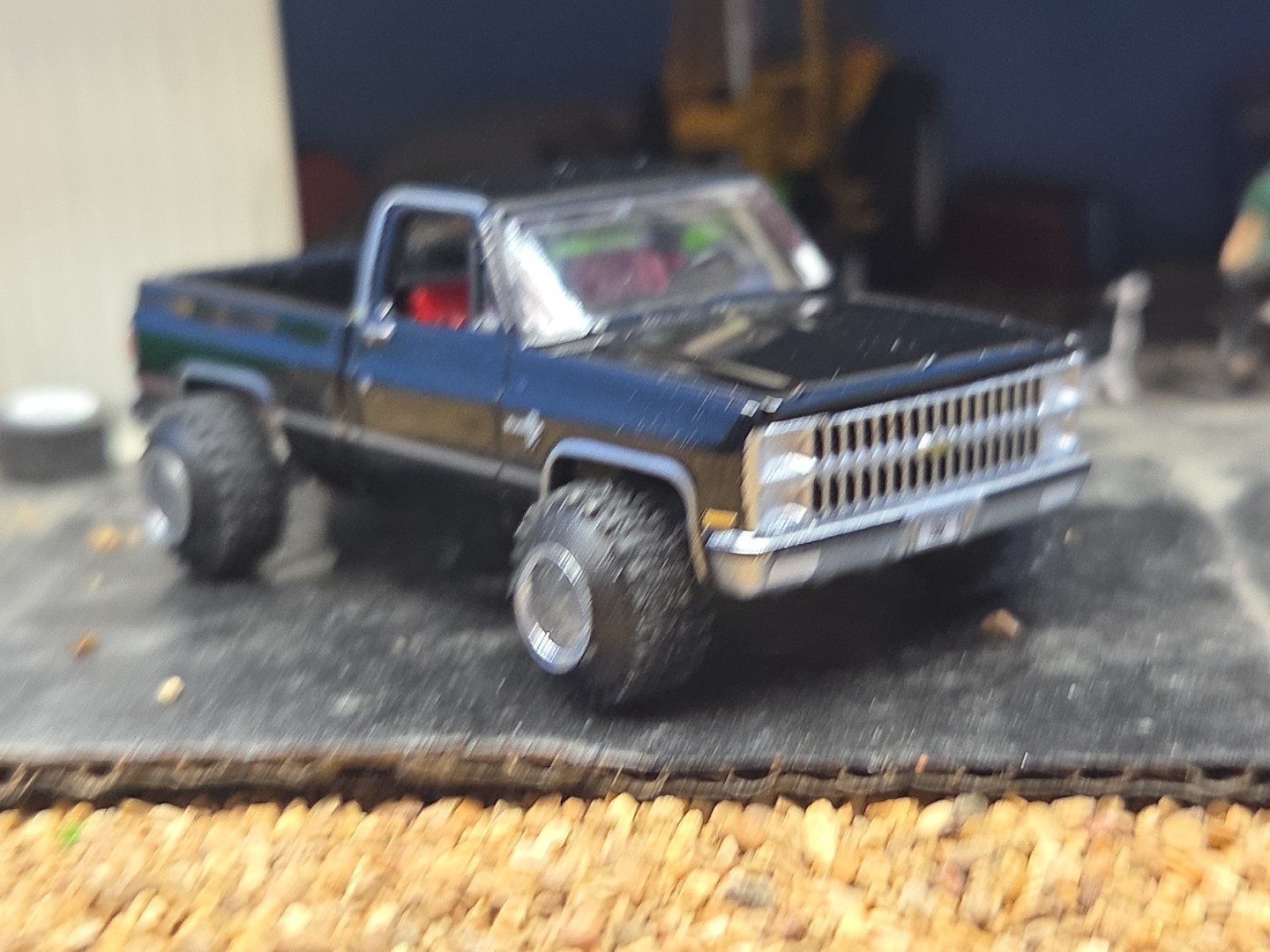 CUSTOM BUILT LIFTED 1:64 CHEVEROLET 1980s Silverado SQUARE BODY CHEVY 4×4 mud 83
