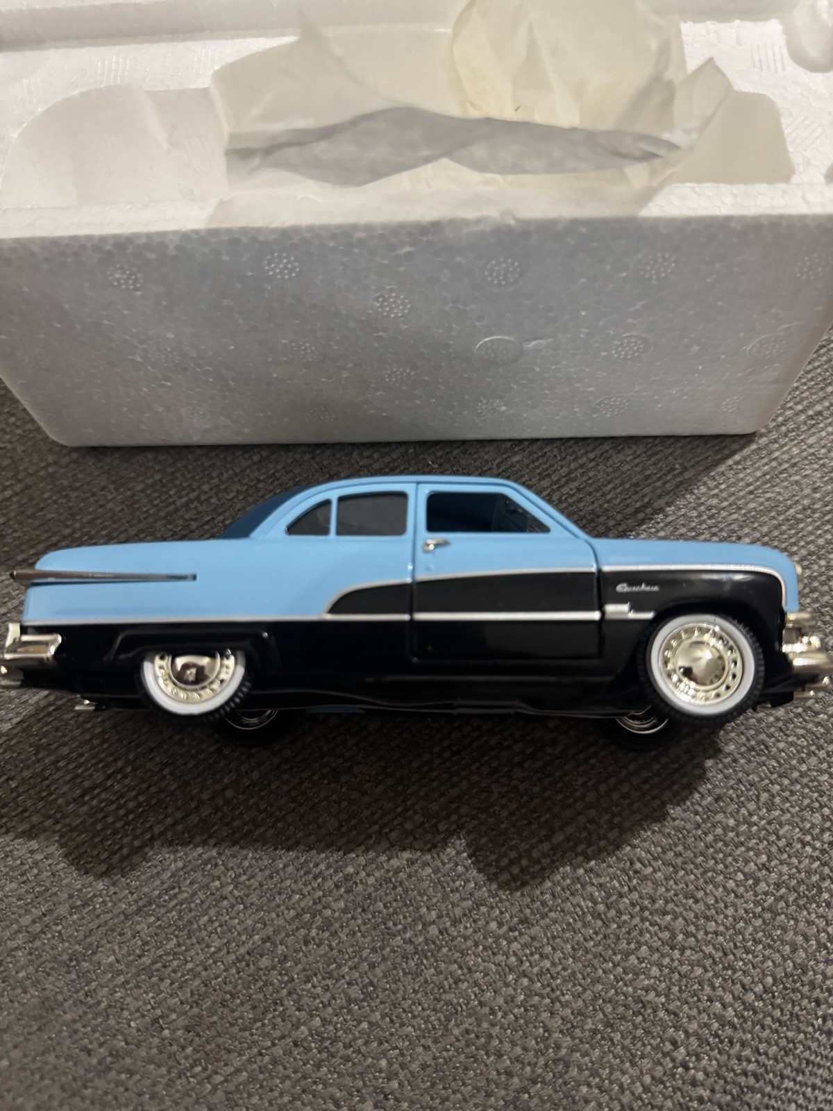 National Motor Museum Mint 1951 Ford Crestliner 1:32 Two-Tone Blue Box