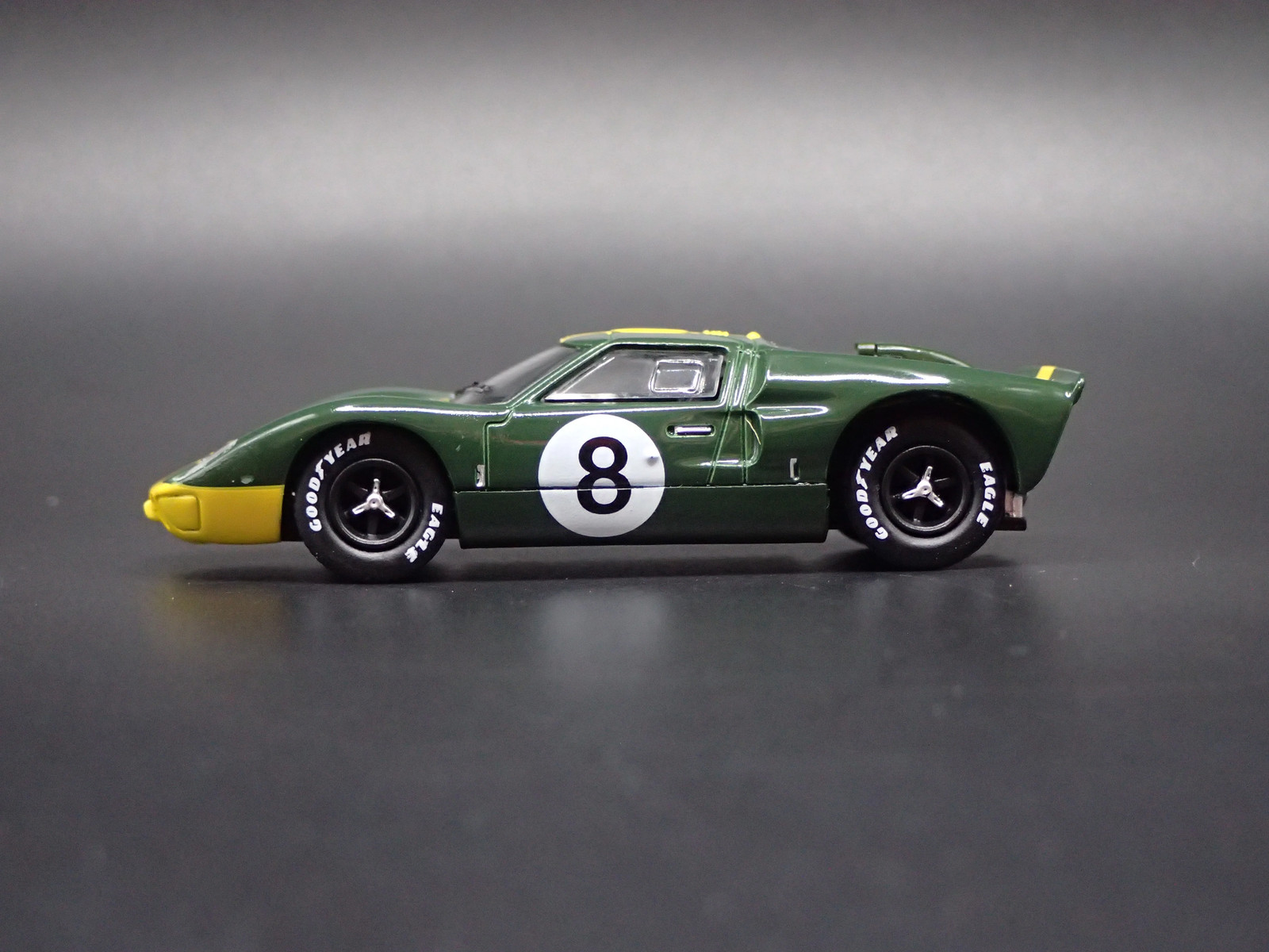 1966 66 FORD GT40 MK II RACE CAR GREEN 1:64 SCALE DIORAMA DIECAST MODEL CAR