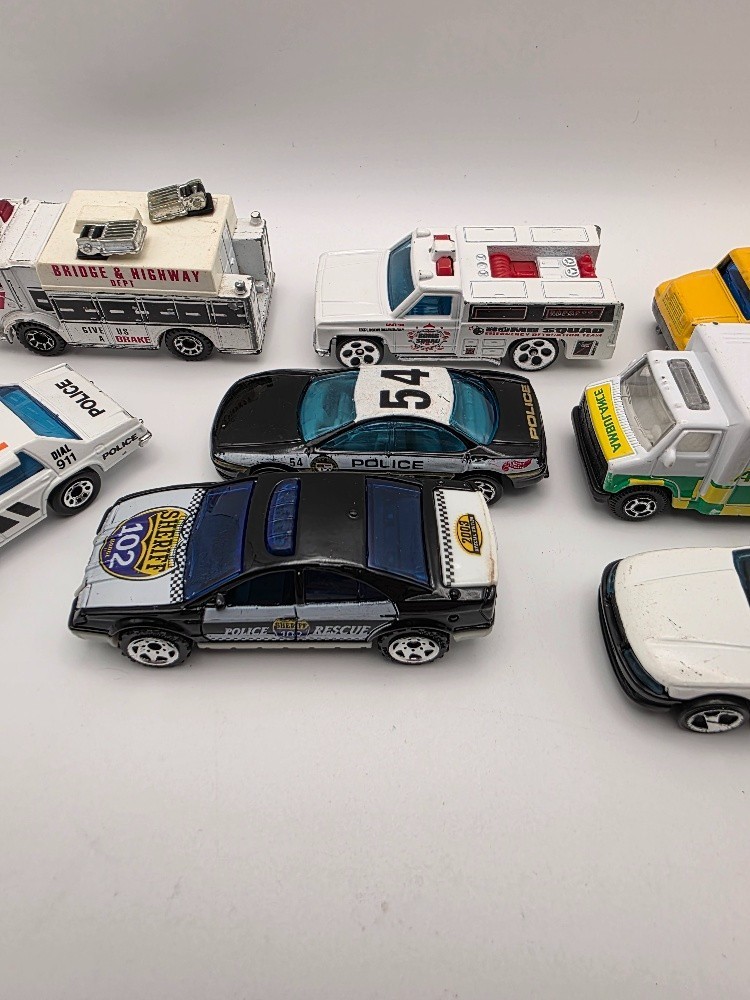 LOT OF 9 EMERGENCY VEHICLES HOT WHEELS MATCHBOX MOTORMAX POLICE (LOT 17721)