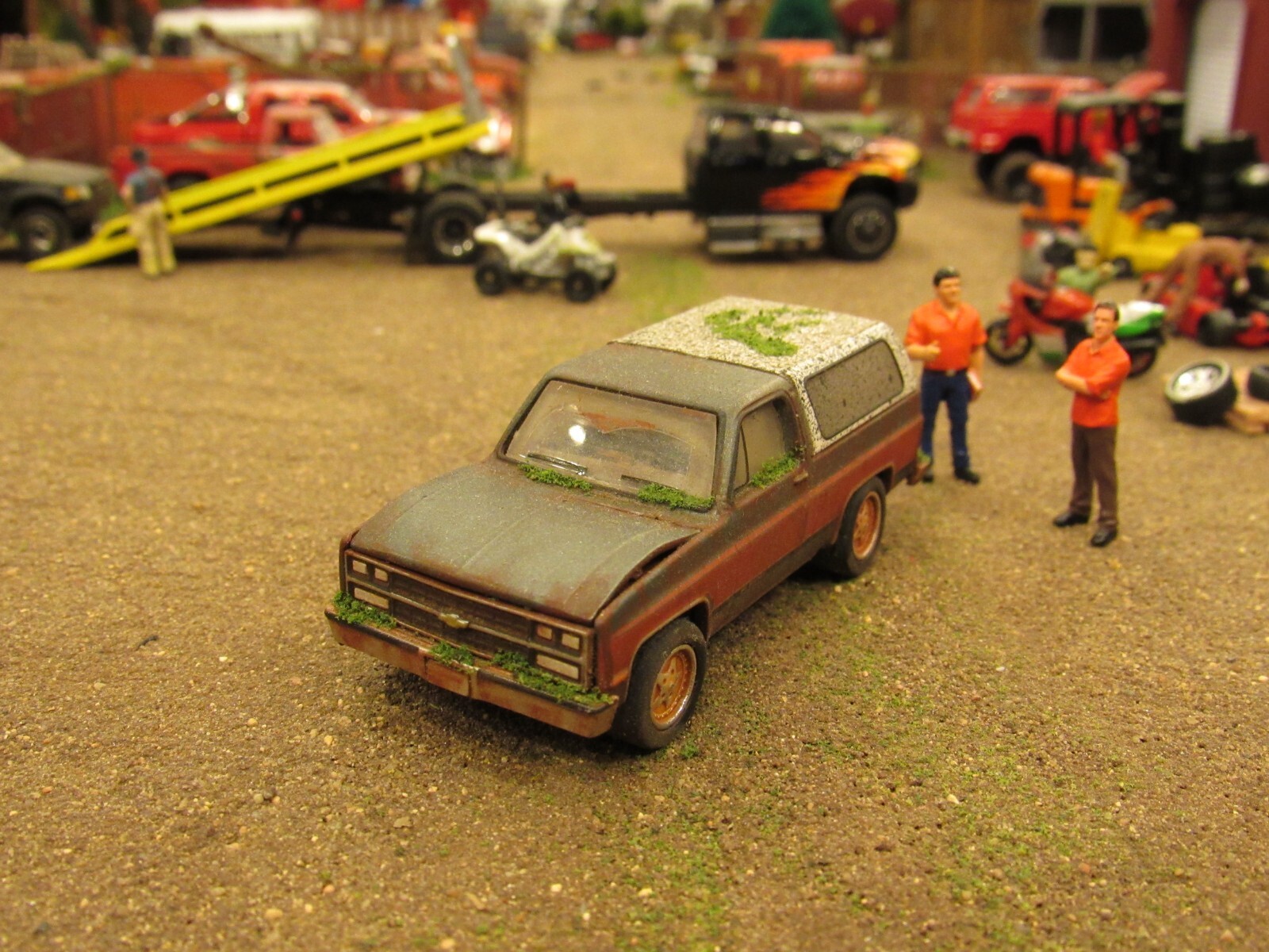 CUSTOM BUILT WEATHERED RUSTY JUNK PARTS YARD 1980’s CHEVY K5 BLAZER 4X4 1:64/