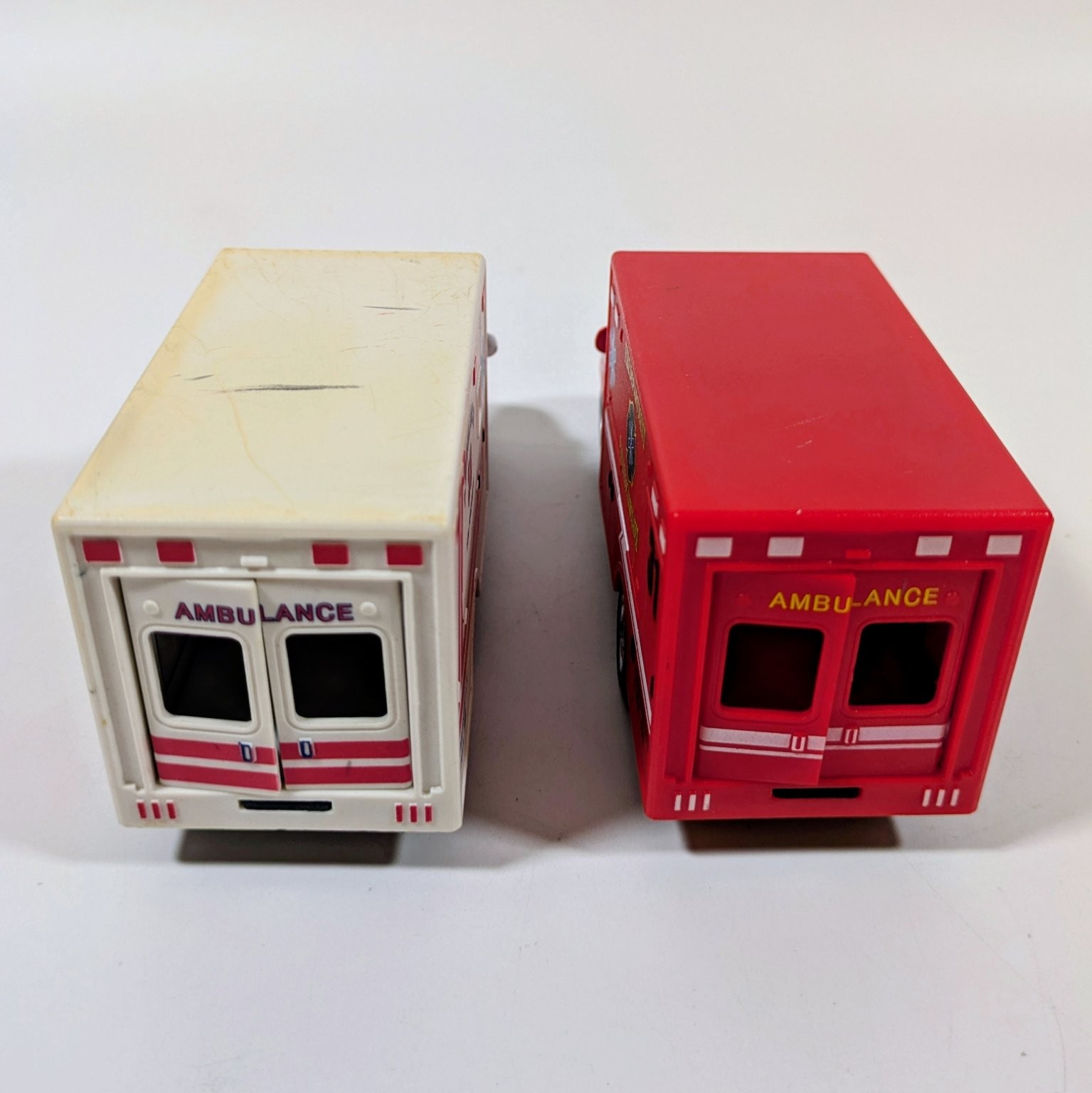 Kintoy Kinsfun Diecast Ambulance Pair 1:43 Scale Emergency Vehicle Toys Lot