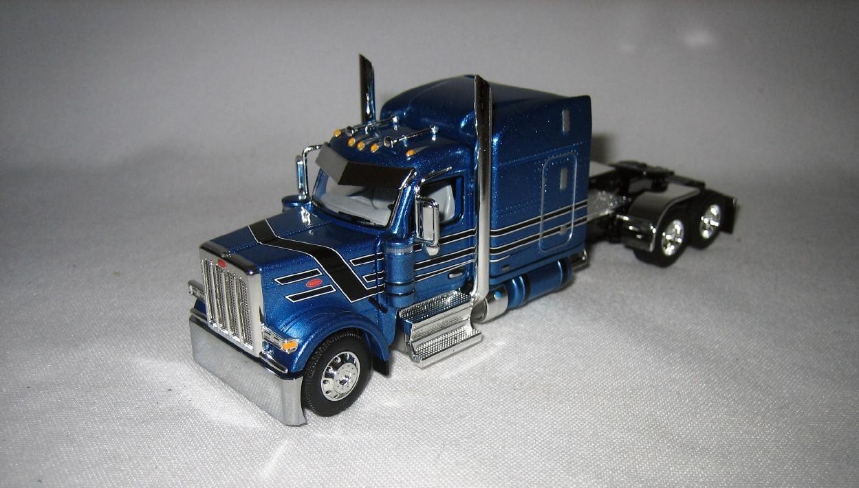 1/64 DCP 172A 589 Pete 72” Sleeper (Bright Blue/Black)
