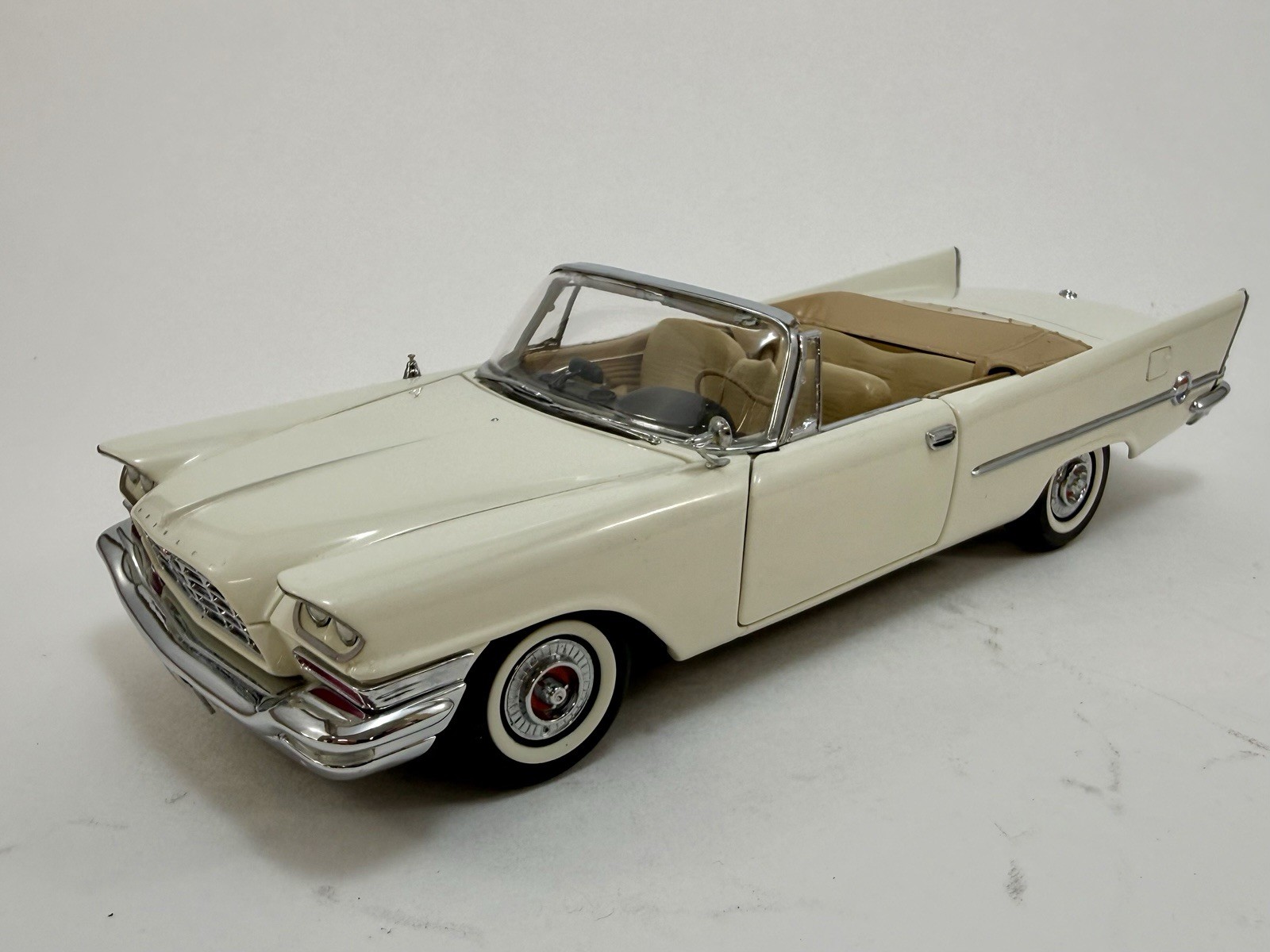 Danbury Mint 1957 Chrysler 300C Convertible 1:24 Diecast Model Car Original Box