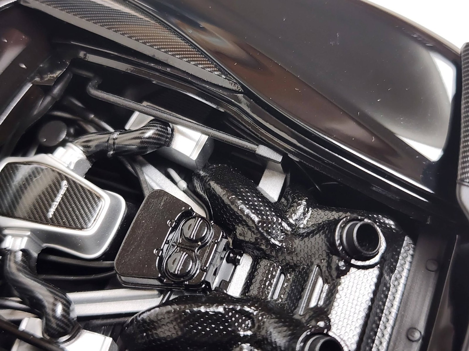 AUTOart – 1/18 die cast: McLaren 600LT, ONYX BLACK and orange inside.