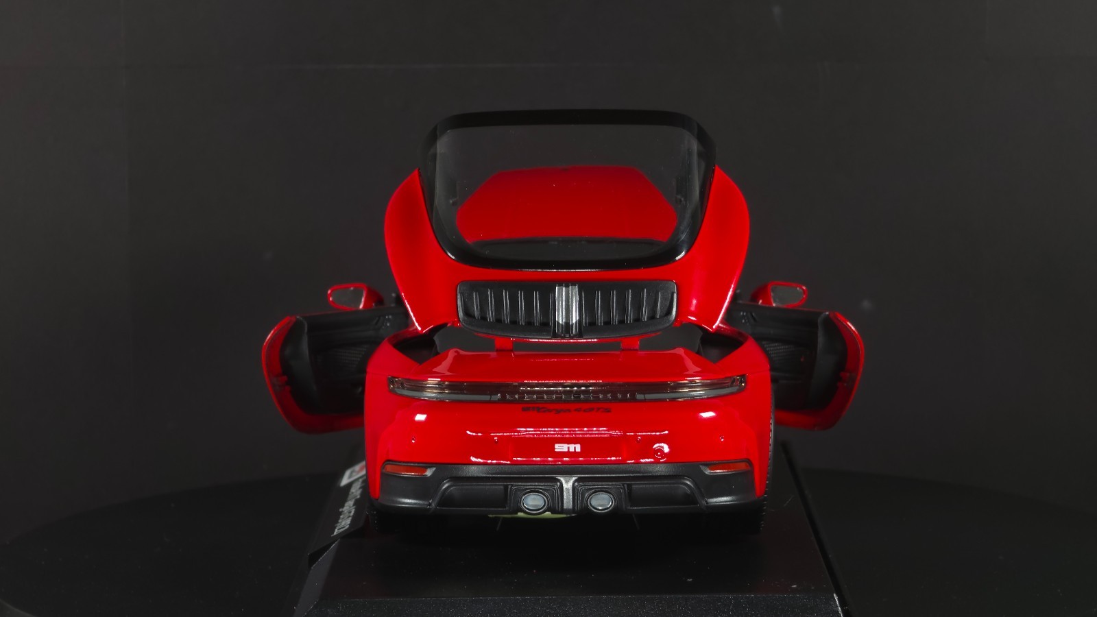 Porsche 911 Targa 4 GTS (992.2) 1:18 Maisto Exclusive Style Special Edition red
