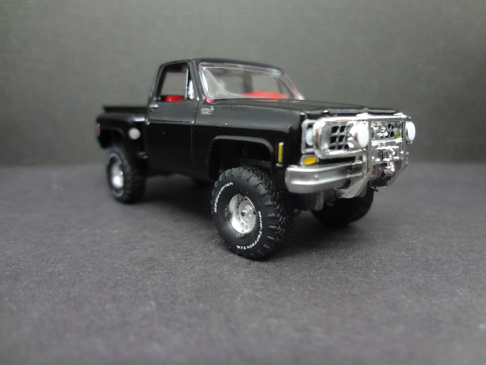 Auto World 1980 Chevy Custom Deluxe Stepside black – Loose 1:64