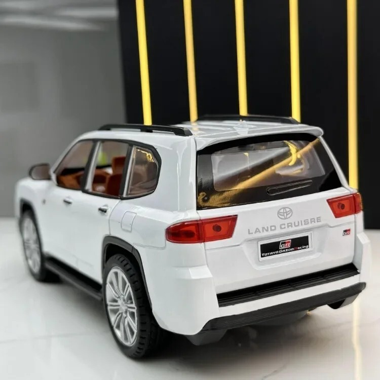 TOYOTA LAND CRUISER GT Model car Black 1:24 SUV