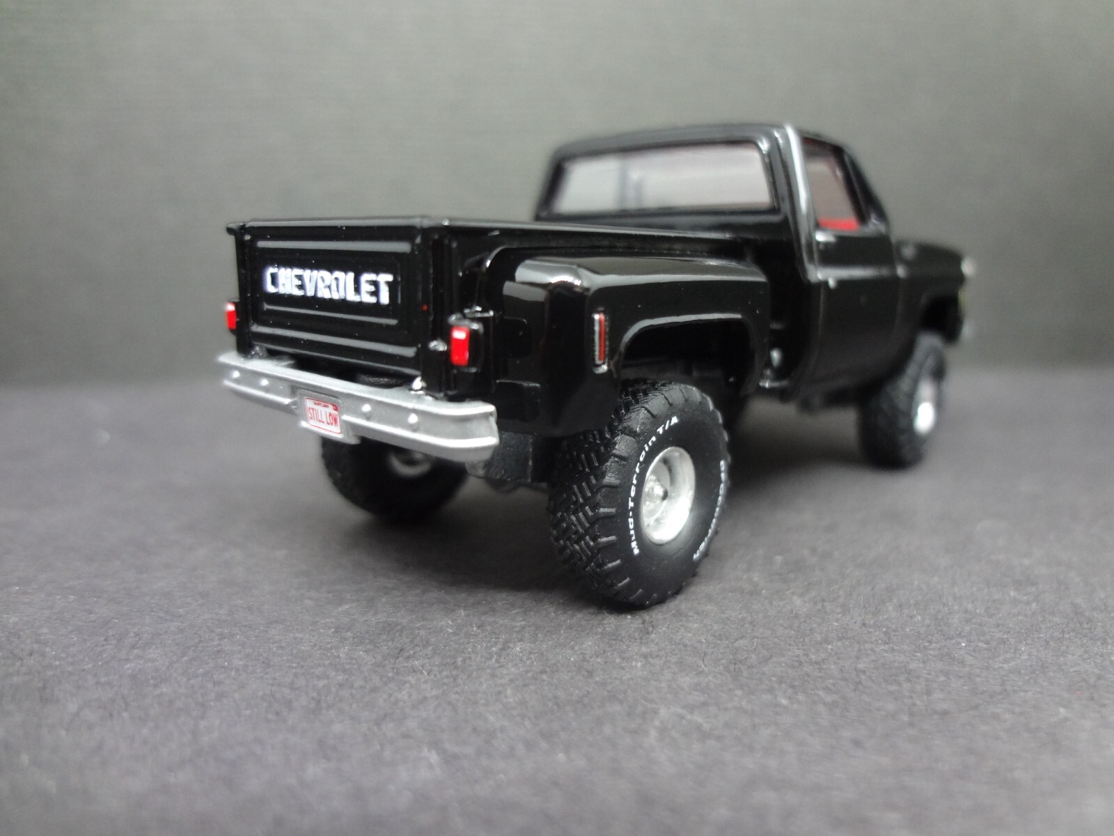 Auto World 1980 Chevy Custom Deluxe Stepside black – Loose 1:64
