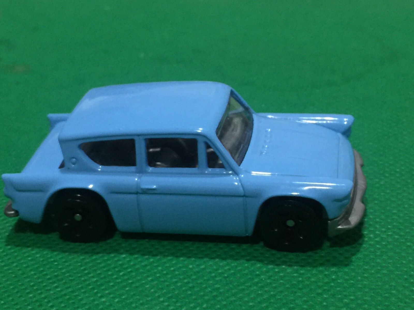 Light Blue Mattel Hot Wheels FORD ANGLIA 105e Automobile From Harry Potter