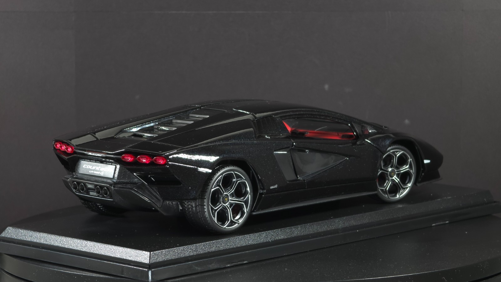 Lamborghini Countach LPI 800-4 1:18 Maisto Exclusive Style Special Edition Black