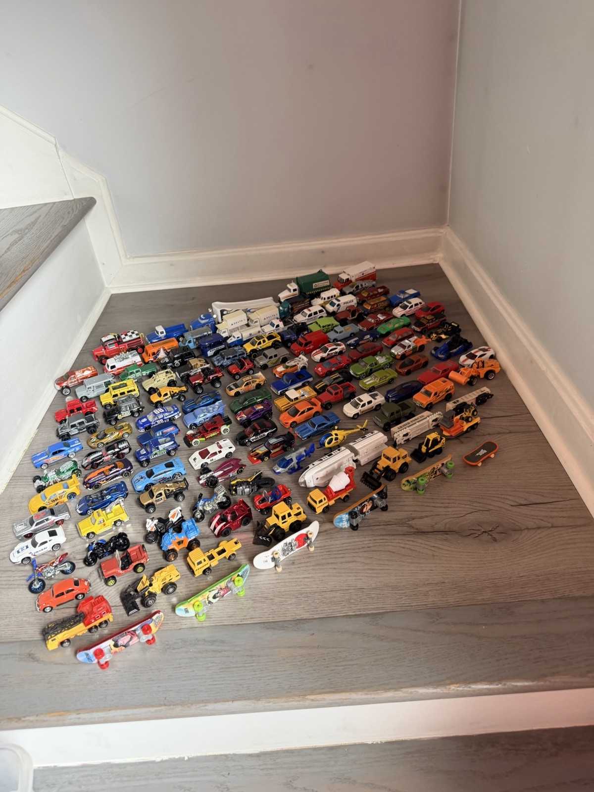 Large (126 pieces) collection of loose die-cast , plastic toy cars. Various size