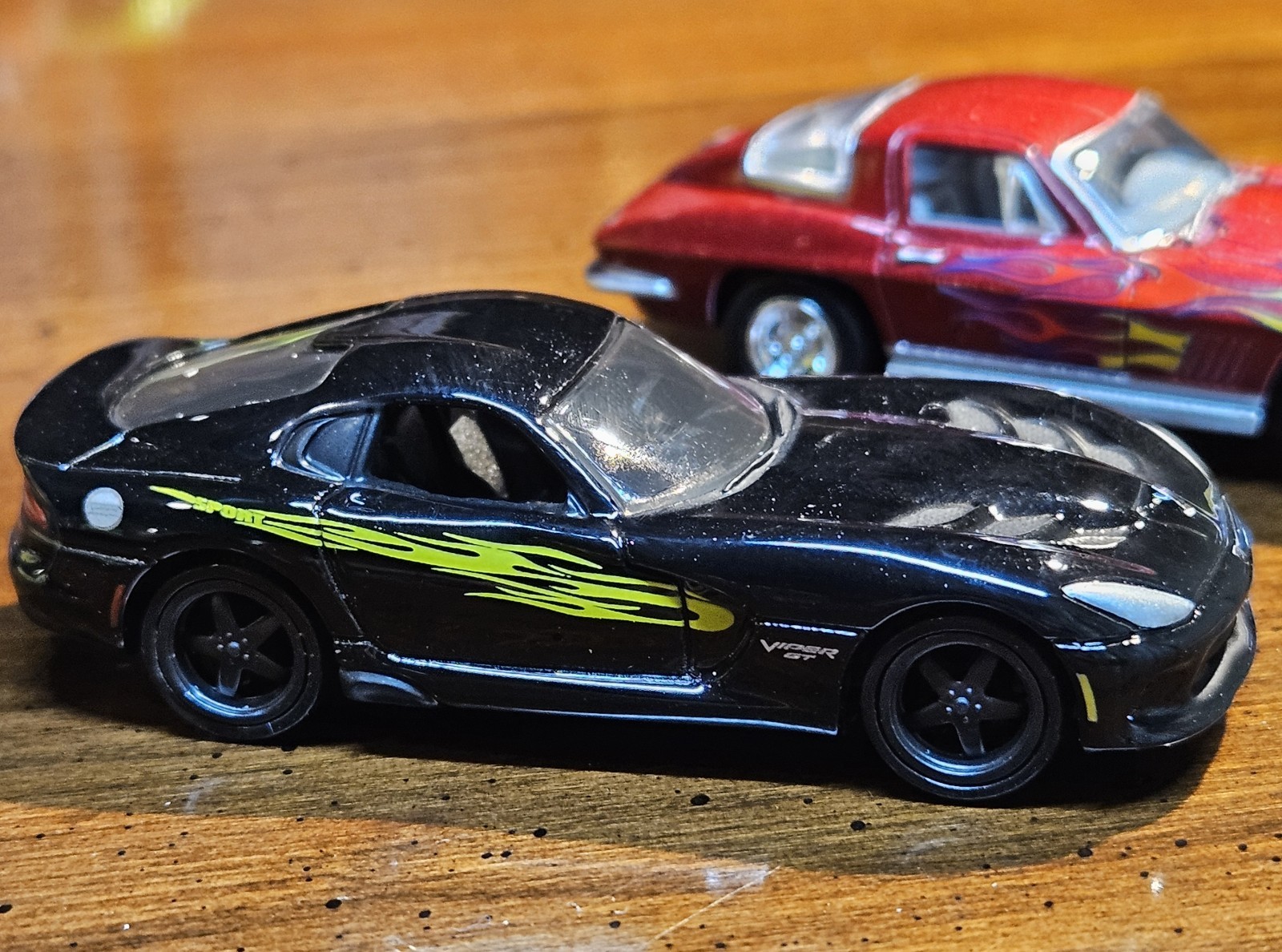 Auto World SUPER RARE Deluxe Series 1967 Chevy Corvette & 2017 Dodge Viper.