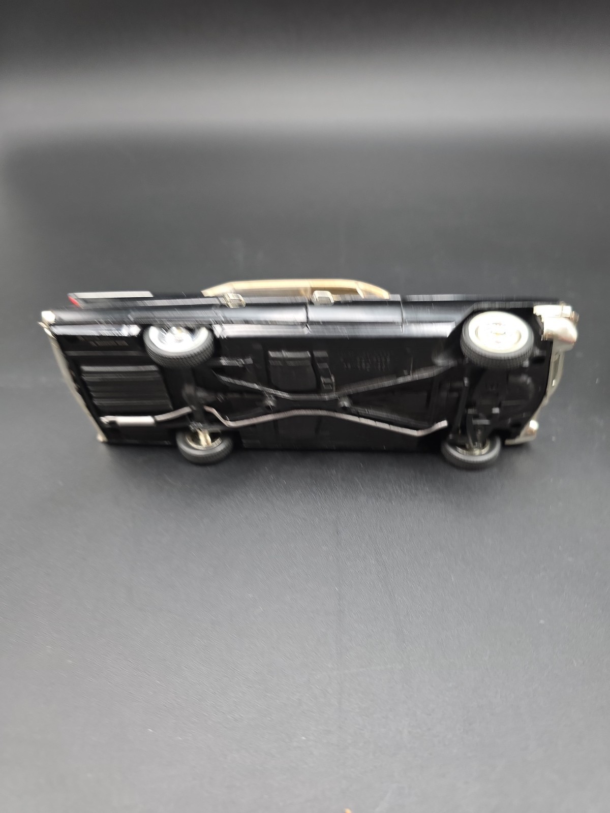 Signature Models: 1/32 Diecast 1961 Sedan De Ville Black/White