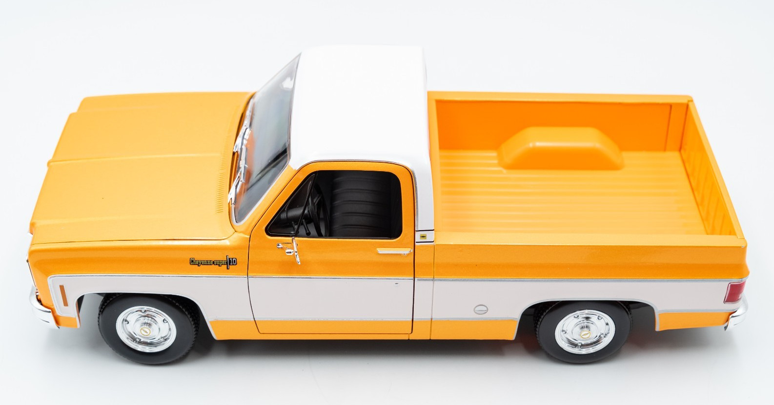 Maisto 1/18 Scale – 1974 Chevrolet C10 Cheyenne Super – Orange, White