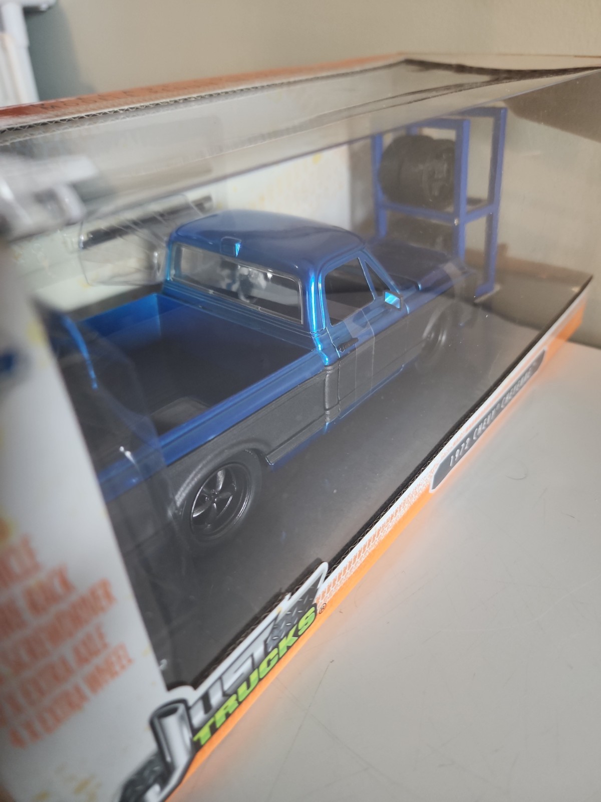JADA TOYS JUST TRUCKS 1972 CHEVROLET CHEYENNE 1 24 SCALE DIECAST BLACK AND BLUE
