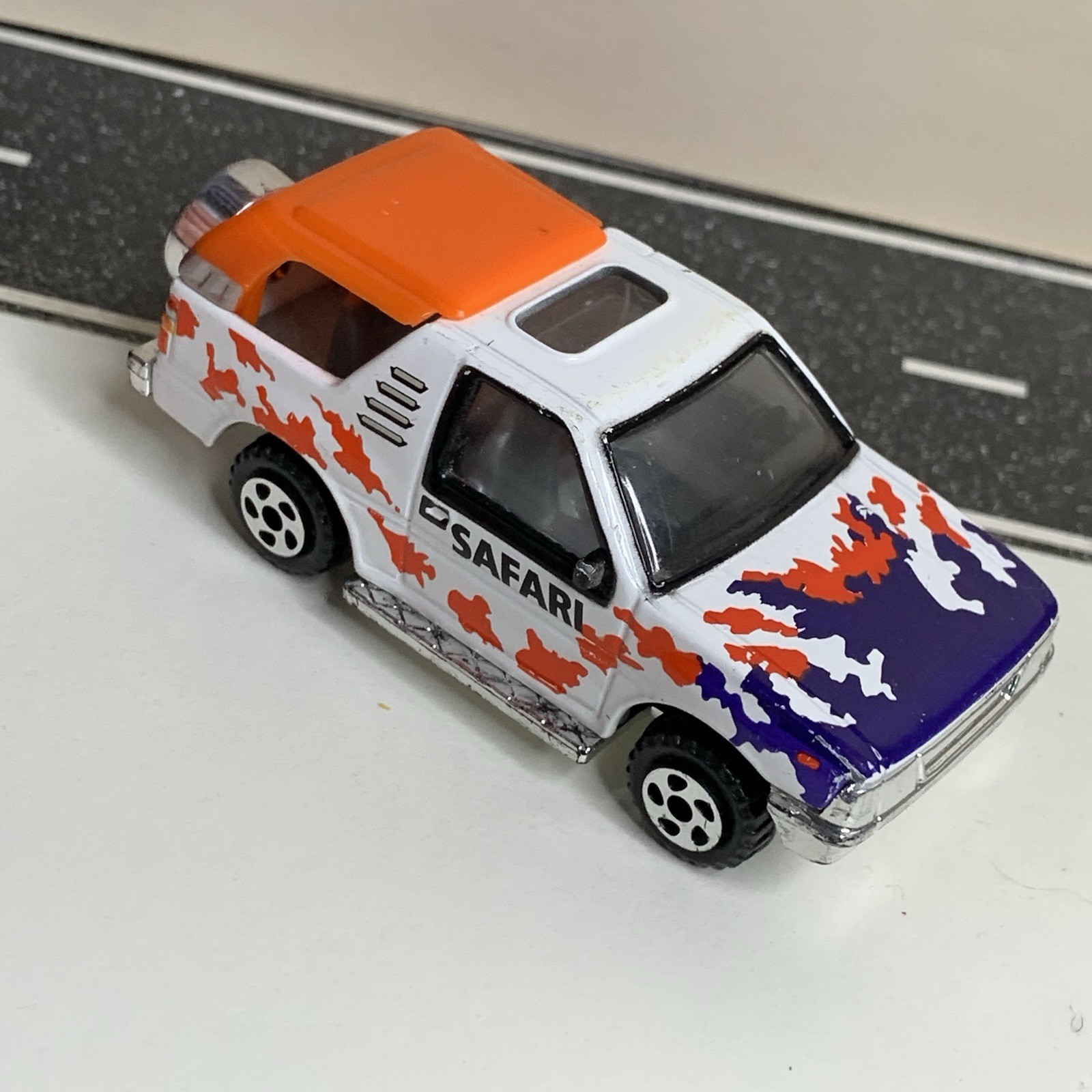 Unbranded Diecast Realtoy 1989-1994 Isuzu Amigo 2-Door SUV White Safari 1:64 NM