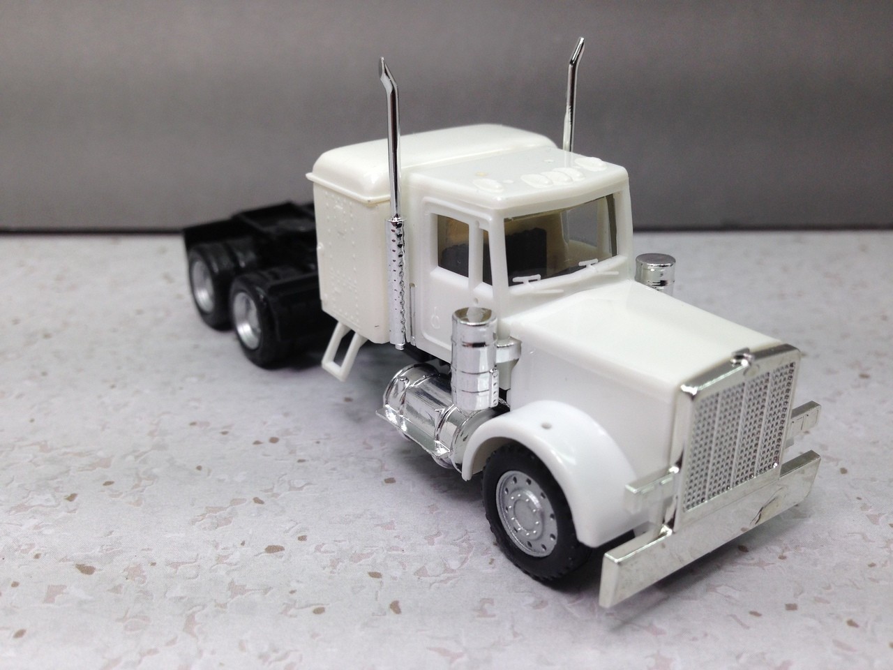 HO 1:87 Promotex # 25284 Peterbilt long chassis tandem tractor – White