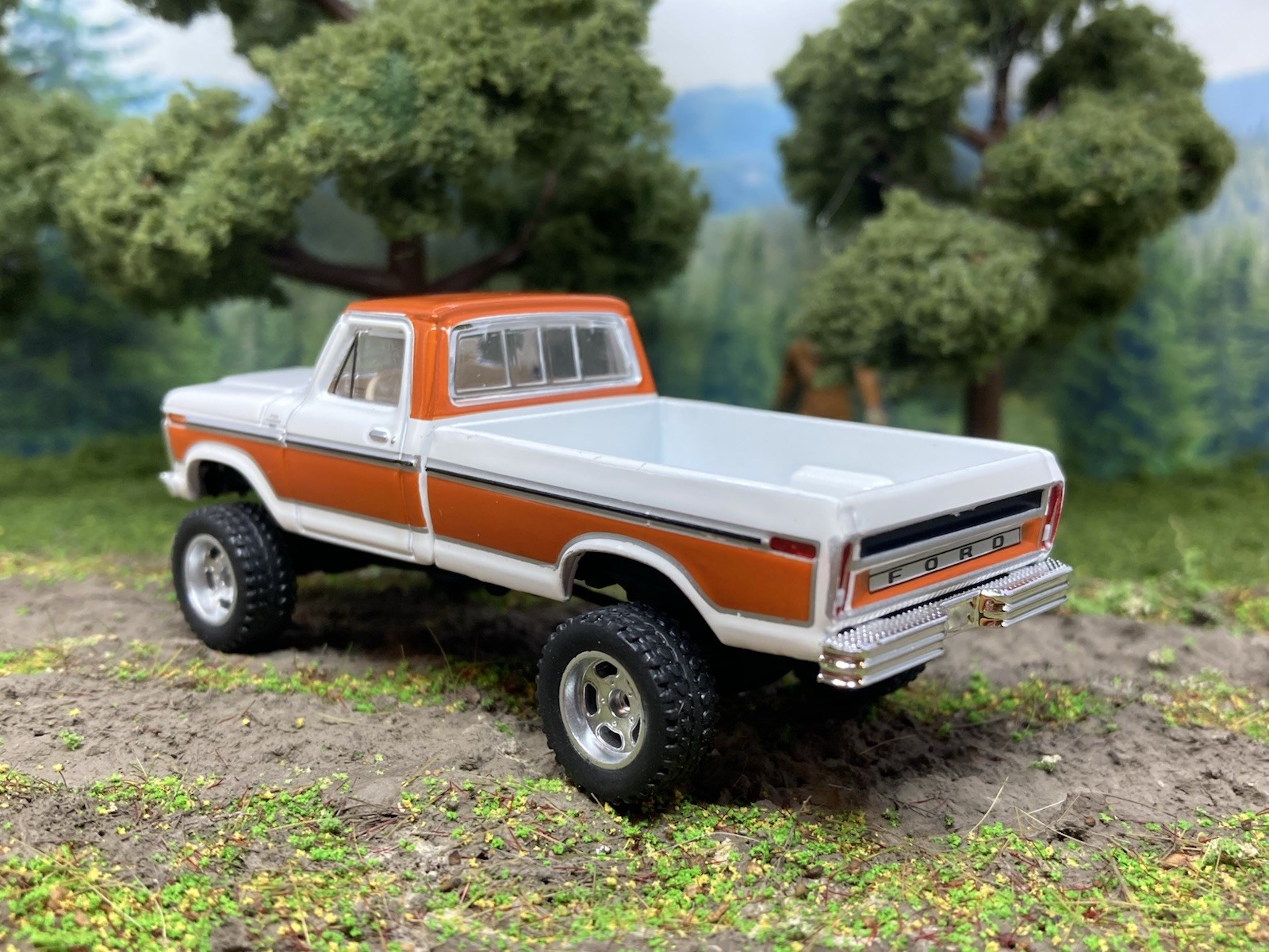 1977 Ford F-150 Ranger Explorer Lifted 4×4 Truck 1/64 Diecast Custom Greenlight