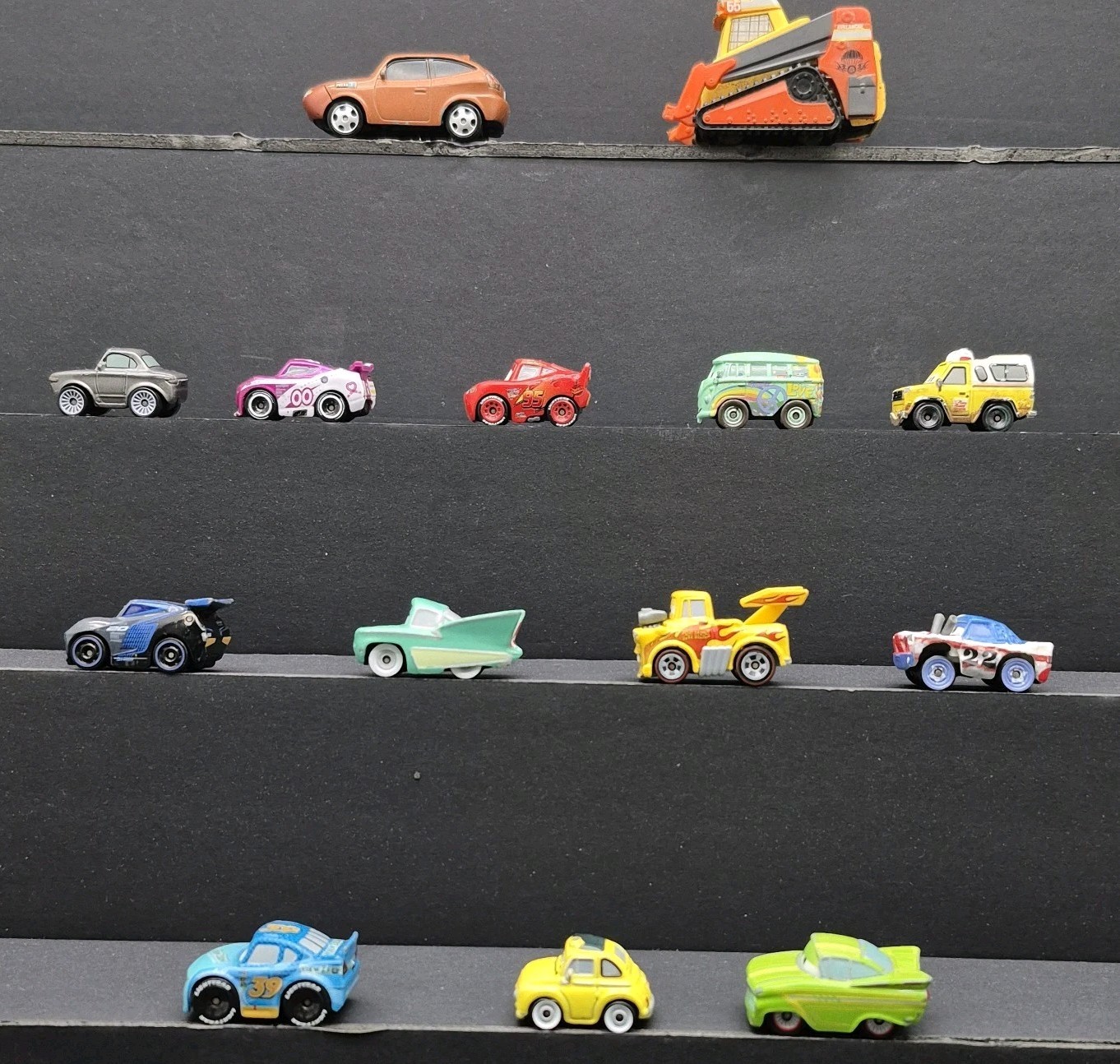 Disney Pixar Cars Mini Racers Mixed Lot of 16 Die-Cast Vehicles/Lightning McQue
