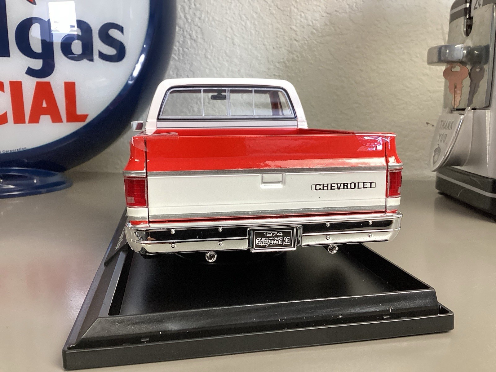Maisto 1974 Chevrolet C/10 Cheyenne Super Red 1:18 Scale Special Edition Diecast