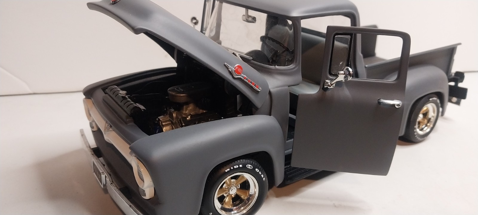 ERTL 1:18 1956 Gray Ford F100 Pickup Truck.