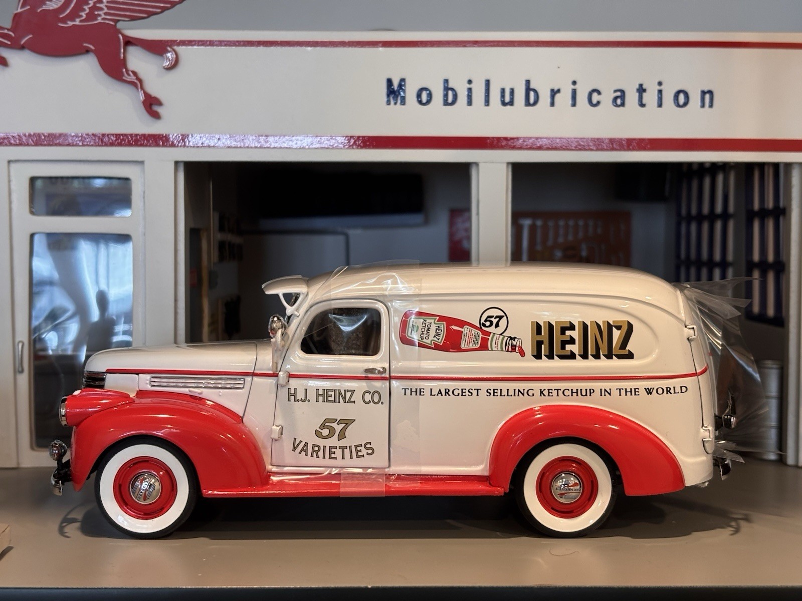 Danbury Mint 1940s Heinz Delivery Truck; 1:24 Scale. Complete and Undisplayed