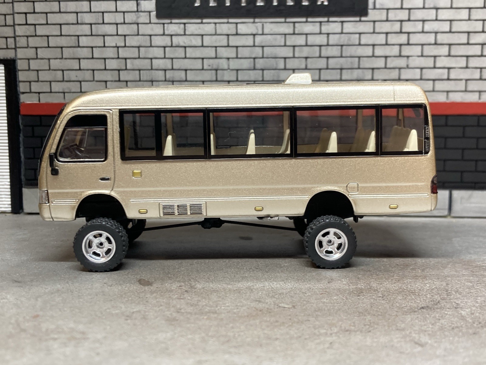 2013 Toyota Coaster Minibus Lifted 4×4 Shuttle Bus 1/64 Scale Diecast Custom