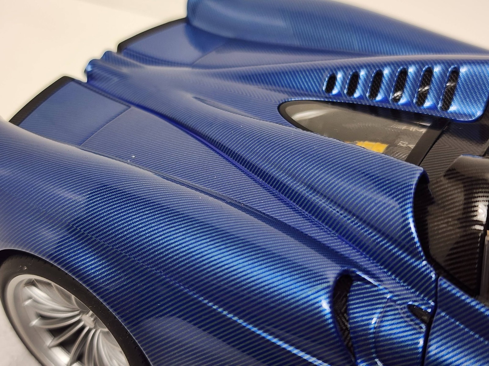 AUTOart 1:18 diecast car – Pagani Huayra Roadster (BLU Tricolore Carbon Fiber).