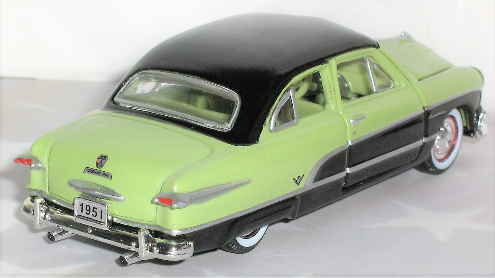 1/64 = 1951 51 FORD CRESTLINER / FORDOMATIC DRIVE V8 / Hood & Door Open Car