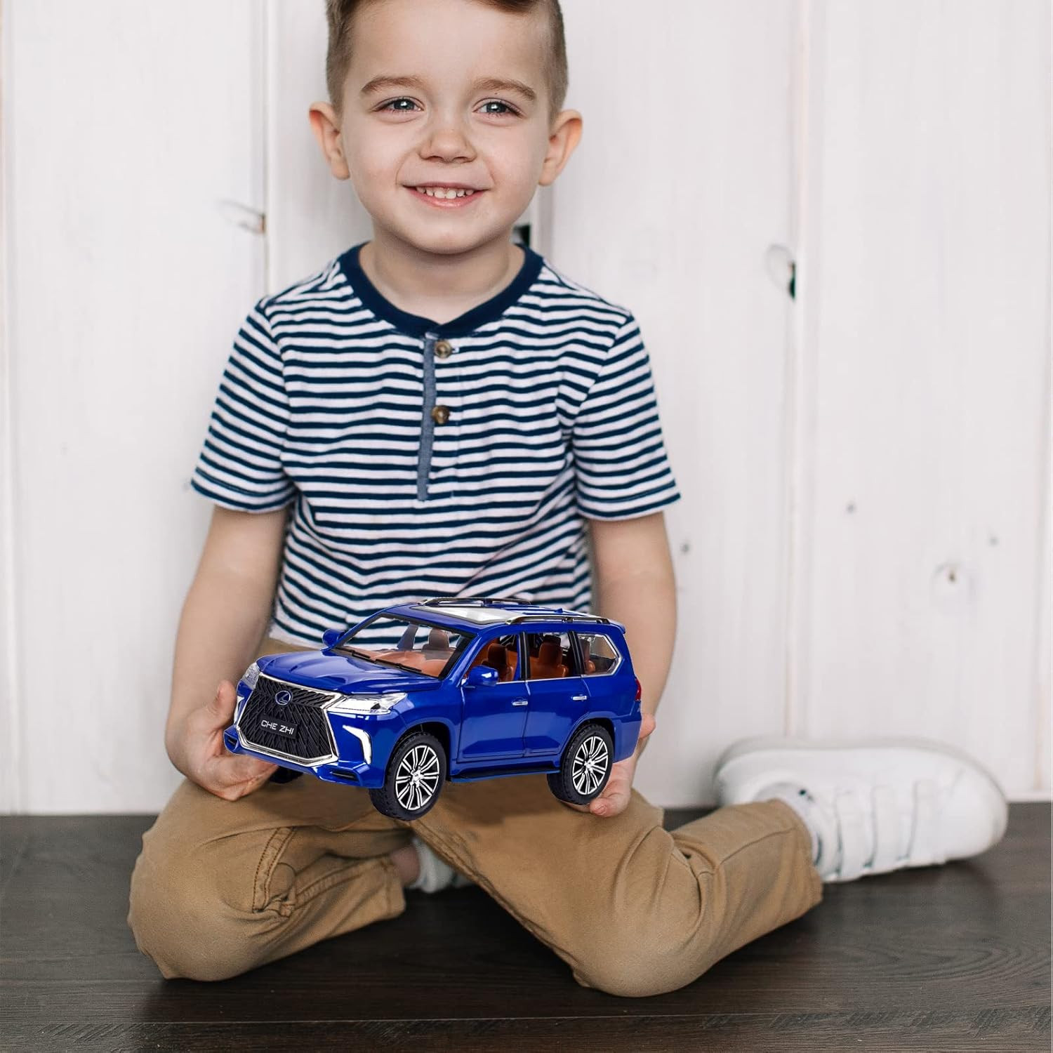Diecast Car Model 1/24 Scale – Zinc Alloy Pull Back Toy Car with Sound and Light