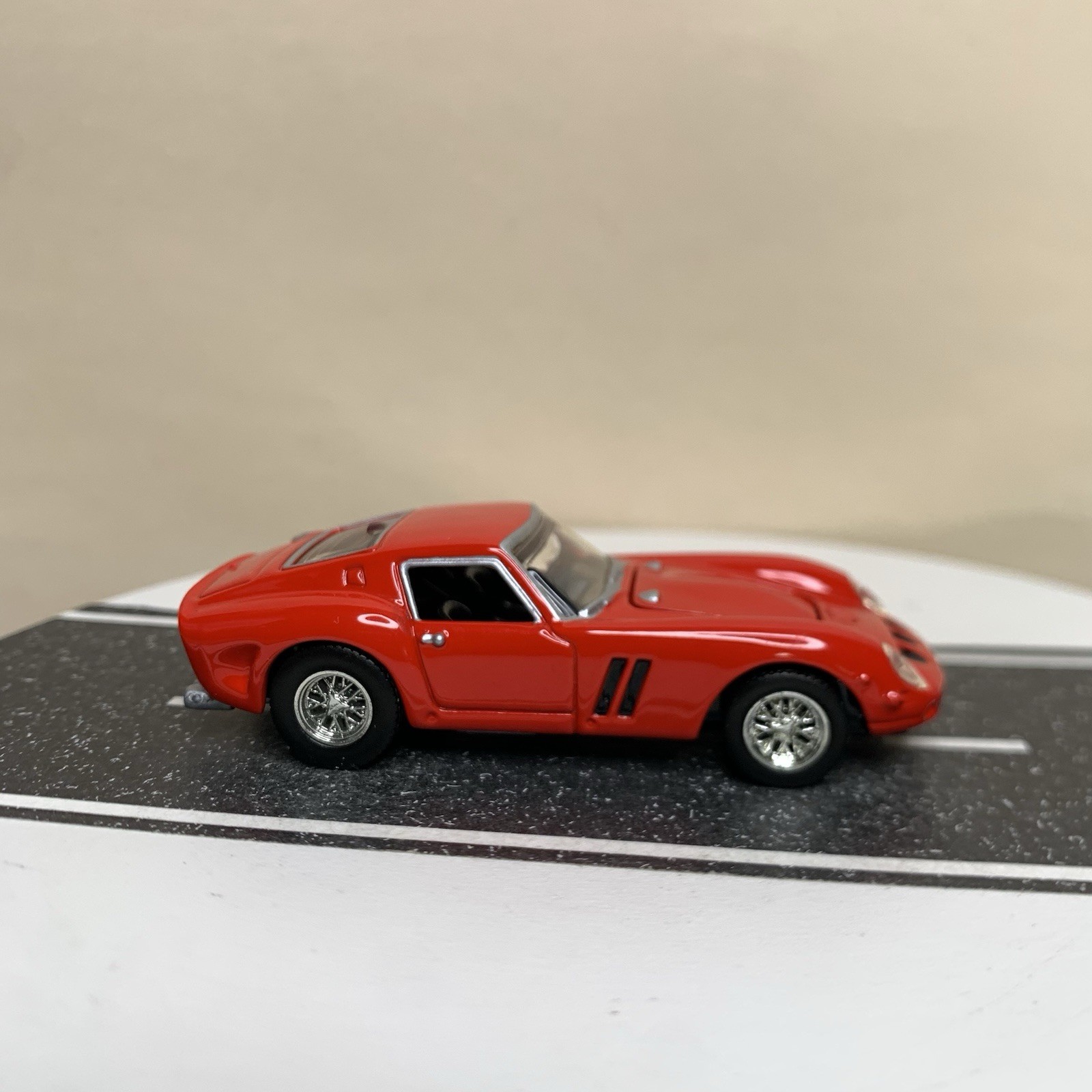 2005 Hot Wheels 100% Oil Can Showcase Series 1962 Ferrari 250 GTO Red 1:64 NM