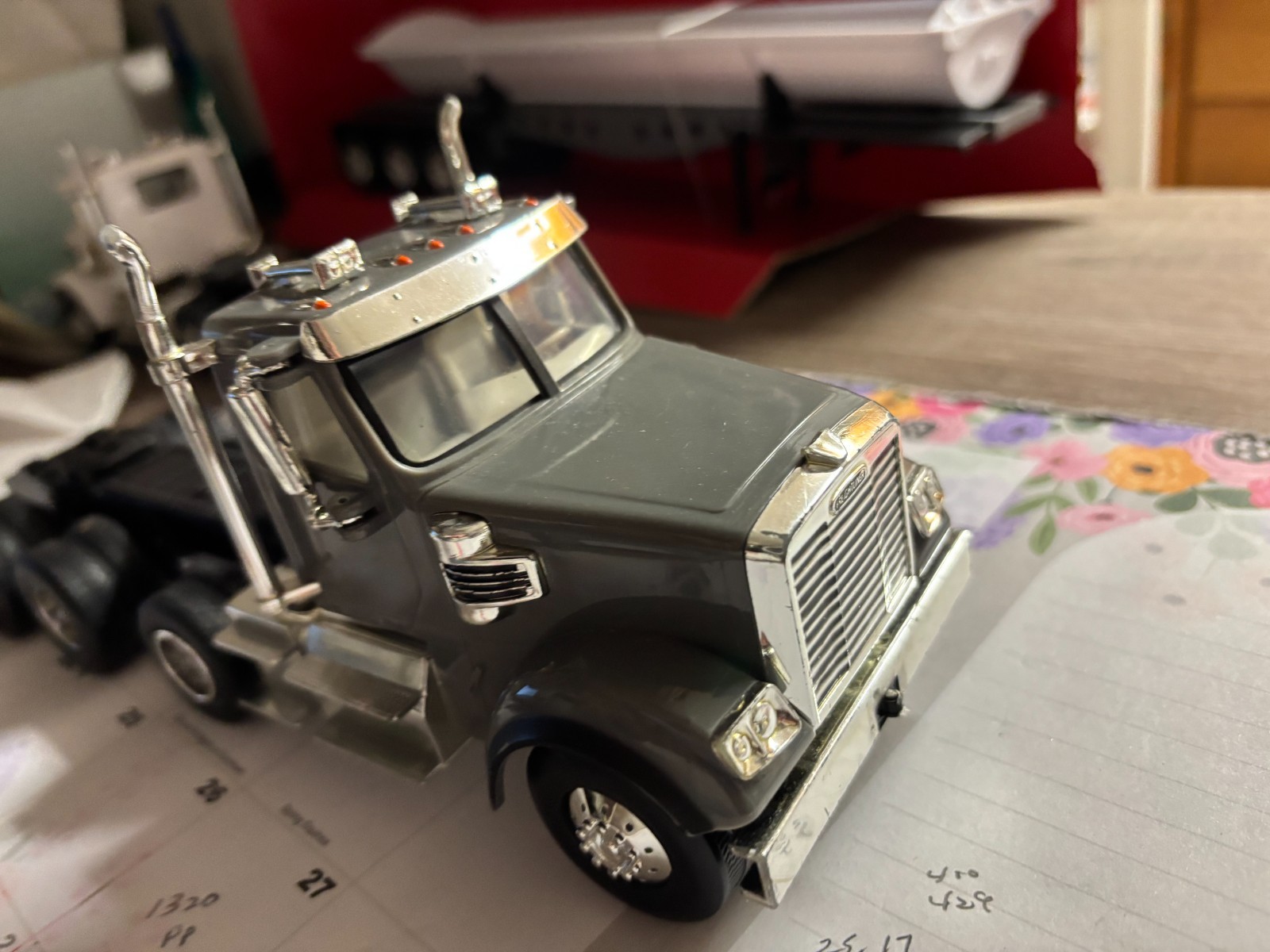1/32 ERTL-TOMY FREIGHTLINER 122SD DAY CAB SEMI TRACTOR, NO PACKAGING # C264