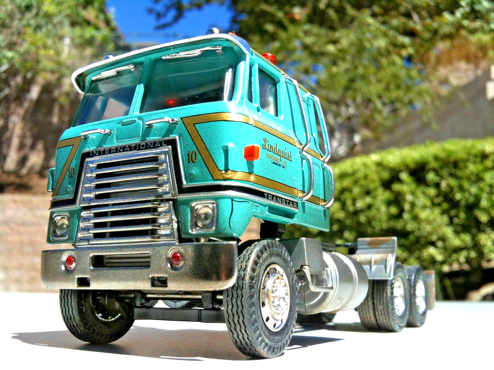 Corgi Heavy Haulers International Transtar with Crushed Car Load 1:50 Scale
