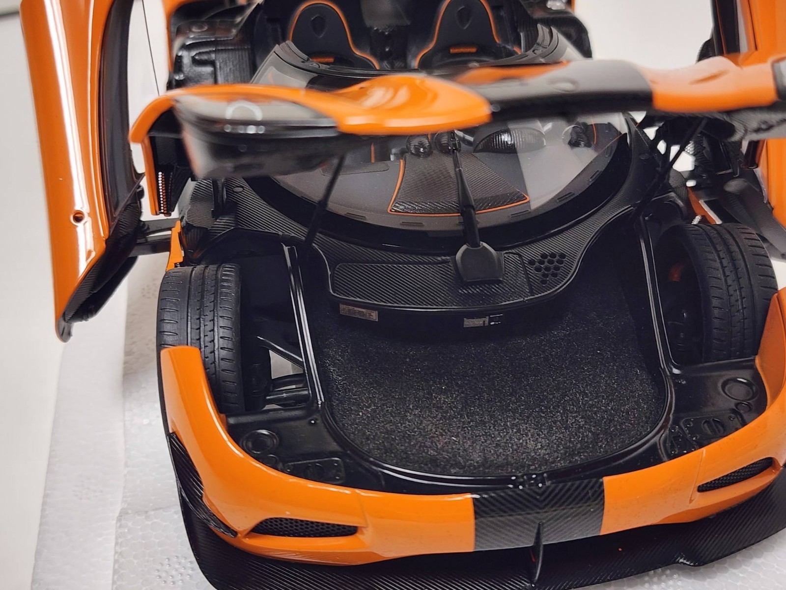 AUTOart: 1/18 autoart model car – Koenigsegg One 1 Agera RS, cone orange/black.