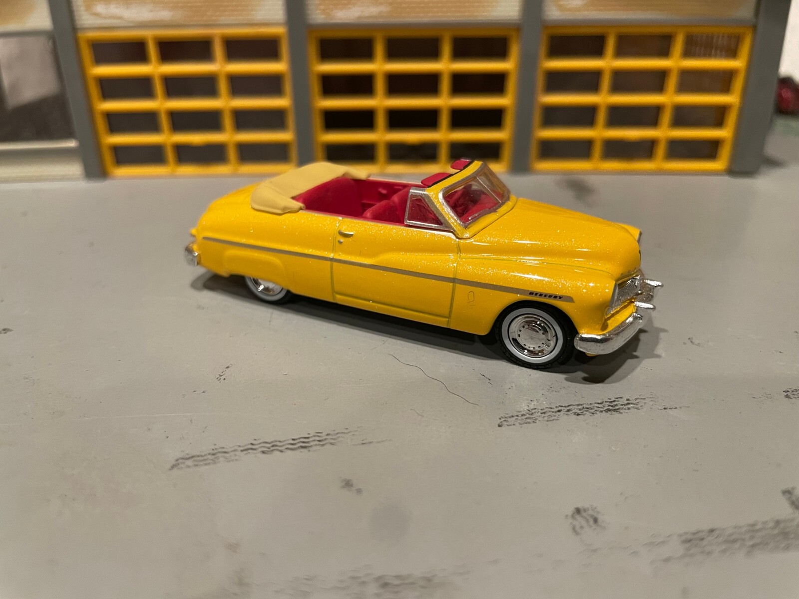 1/64 G.L. 49 MERCURY RESTORED CONV.YELLOW/RED INT/ FLATHEAD V8/RUBBER WW
