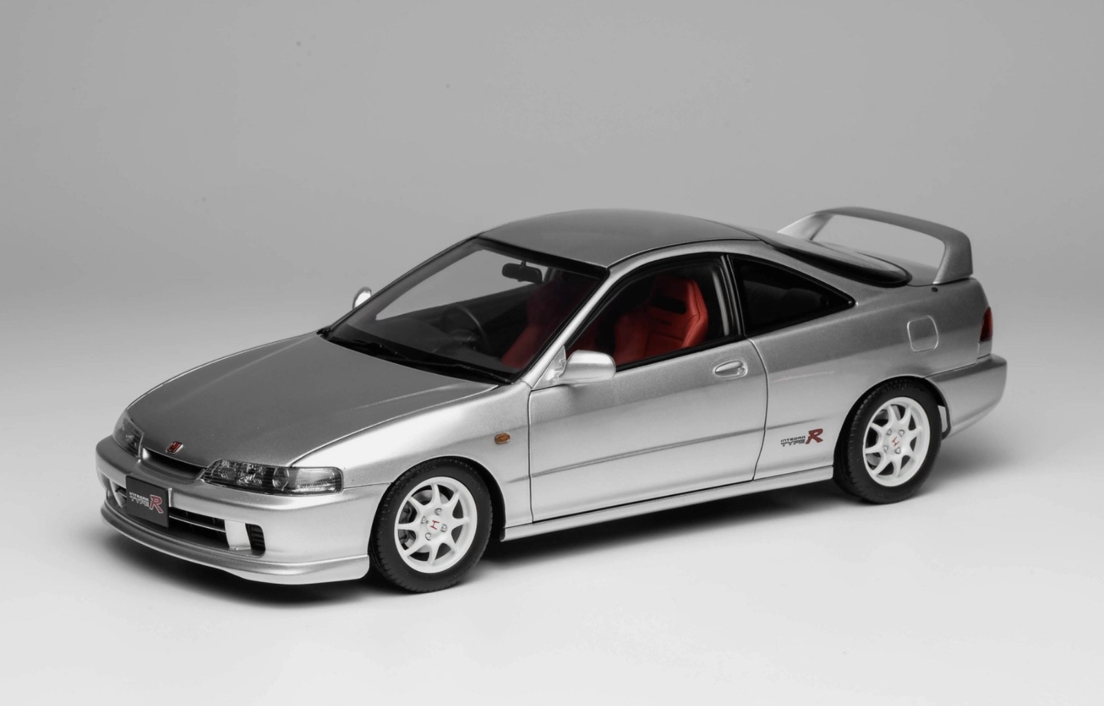 1/18 MotorHelix Honda Acura Integra Type R DC2 from 1997 in metallic Silver