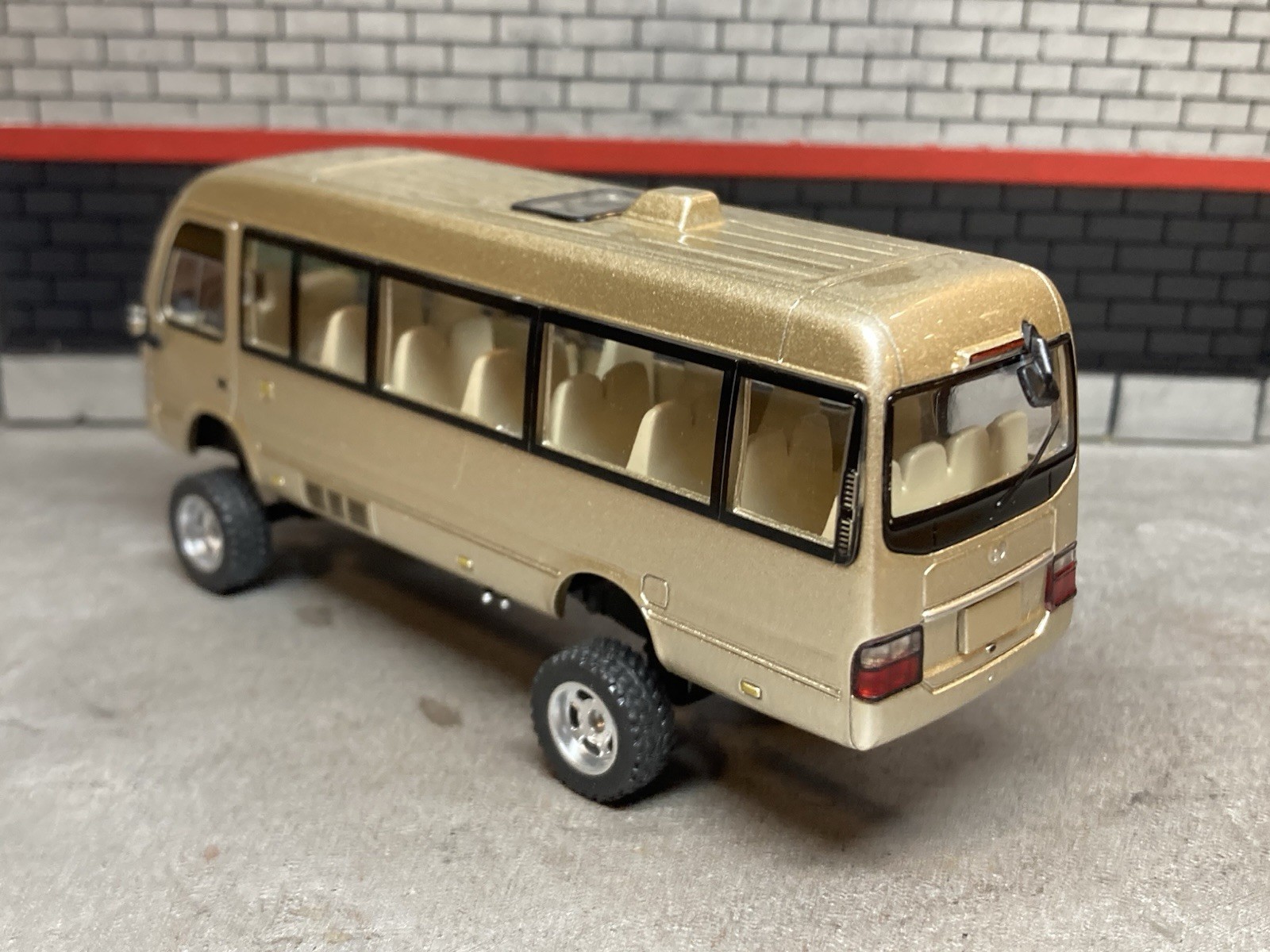 2013 Toyota Coaster Minibus Lifted 4×4 Shuttle Bus 1/64 Scale Diecast Custom