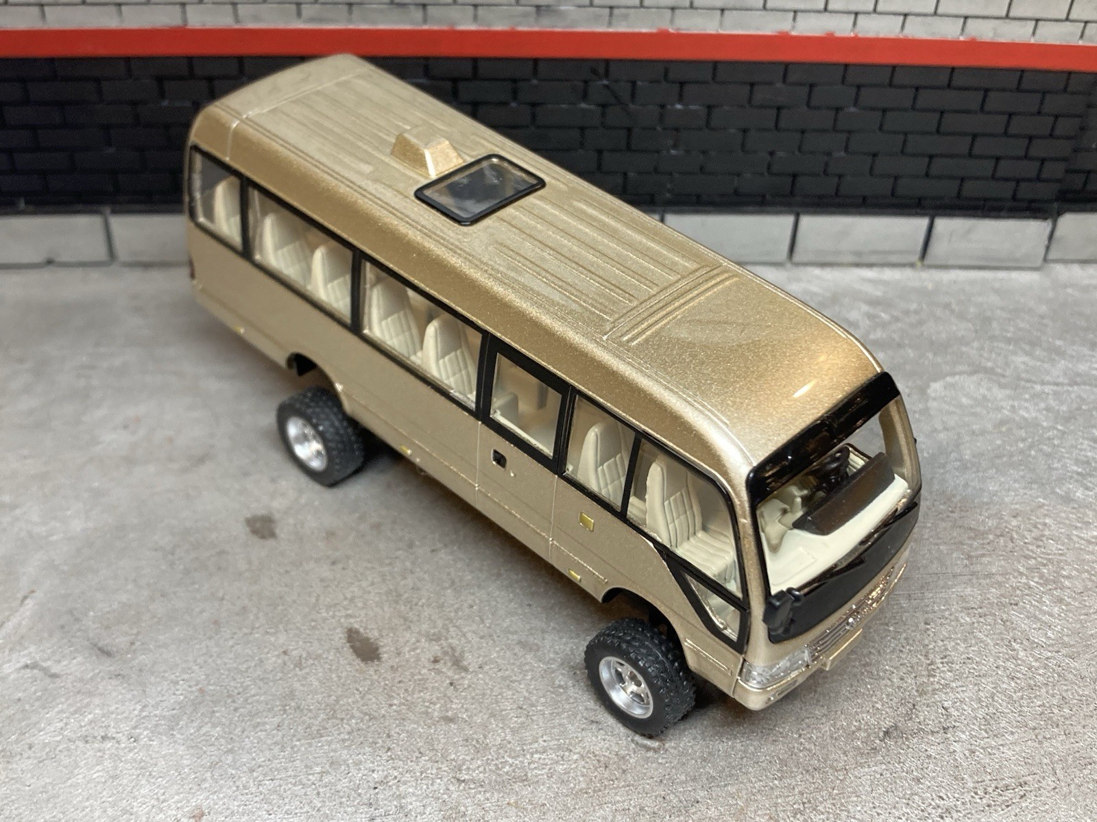 2013 Toyota Coaster Minibus Lifted 4×4 Shuttle Bus 1/64 Scale Diecast Custom
