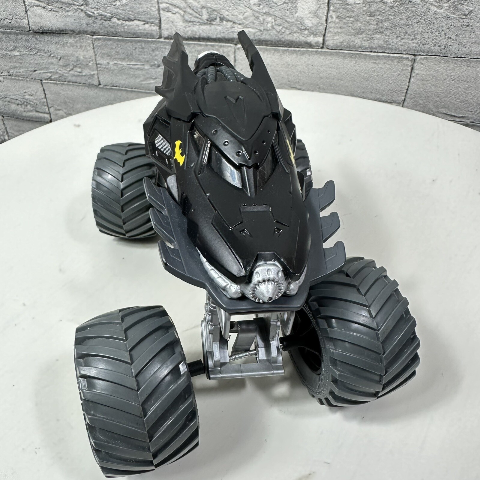Monster Jam Official Batman Die-Cast And Plastic Vehicle 1:24 Scale