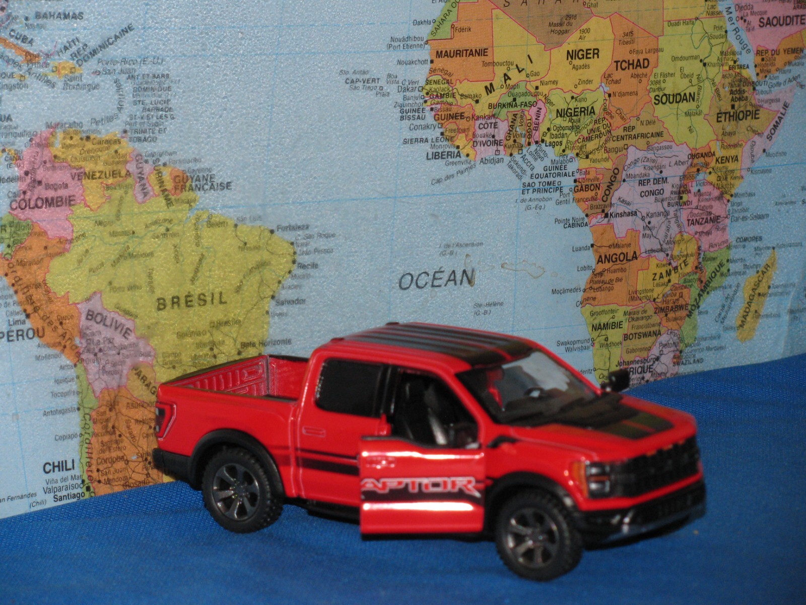 1/46 KINSMART 2022 FORD F-150 RAPTOR RED KT5436 ***BRAND NEW & RARE***